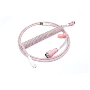 Pode incluir: Cabo de teclado rosa enrolado com um conector USB-A, um conector USB-C e um conector rosa. Uma pequena figura de porco rosa está ao lado da seção enrolada. O cabo é projetado para teclados mecânicos.