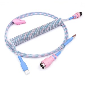 Pode incluir: Um cabo enrolado com uma cobertura de tecido estampada em rosa e azul. O cabo tem um conector rosa em uma extremidade e um conector azul na outra extremidade.
