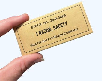 Puede incluir: Una caja de cartón marrón con el texto "STOCK No. 25-R-3425 1 RAZOR, SAFETY GILETTE SAFETY RAZOR COMPANY" impreso en ella.
