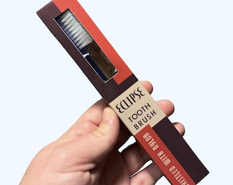 Tandenborstel en doos voor re-enactment US GI, kortstondige WO II, pocketfiller, historische re-enacment, reproductie