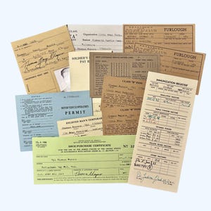 Puede incluir: Una colecci&oacute;n de documentos militares antiguos que incluye un formulario de permiso, un registro de vacunaci&oacute;n, un permiso de conducir, un certificado de compra de calzado y varias tarjetas de racionamiento con texto impreso y detalles manuscritos.