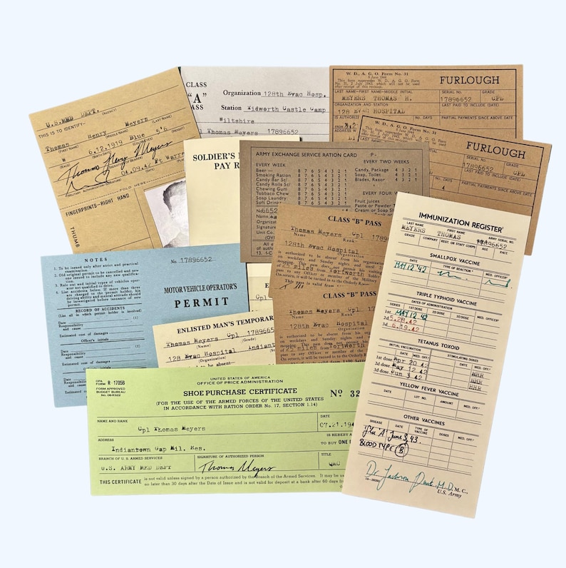 Puede incluir: Una colecci&oacute;n de documentos militares antiguos que incluye un formulario de permiso, un registro de vacunaci&oacute;n, un permiso de conducir, un certificado de compra de calzado y varias tarjetas de racionamiento con texto impreso y detalles manuscritos.