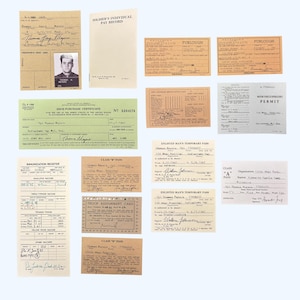 Puede incluir: Una colecci&oacute;n de documentos militares antiguos que incluye un registro de pago individual, un certificado de compra de calzado, un registro de vacunaci&oacute;n, varios permisos, pases temporales, una tarjeta de asignaci&oacute;n de tropas y un permiso de conducir.