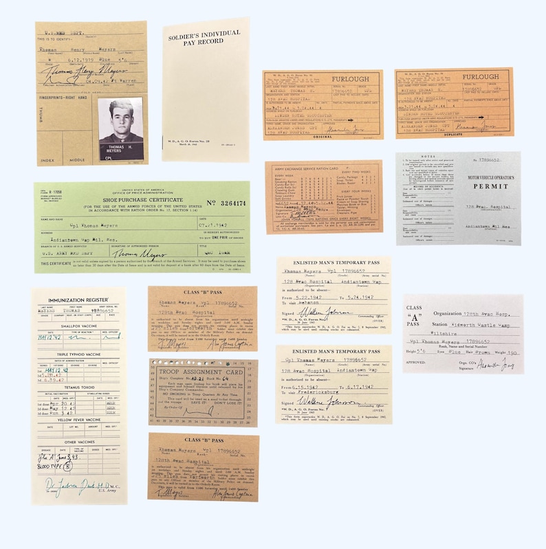 Puede incluir: Una colecci&oacute;n de documentos militares antiguos que incluye un registro de pago individual, un certificado de compra de calzado, un registro de vacunaci&oacute;n, varios permisos, pases temporales, una tarjeta de asignaci&oacute;n de tropas y un permiso de conducir.