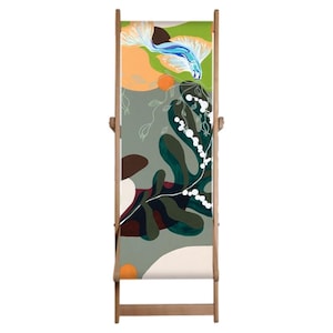 Puede incluir: Una silla plegable de madera con un diseño abstracto colorido que incluye verde, azul, blanco y naranja. El diseño incluye un pez estilizado y enredaderas con hojas.