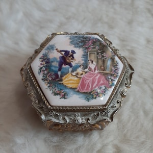 Vintage Victorian Revival Porzellan Bild Gold Ton Hexagon Trinket Box / Schmuckschatulle Made in Japan