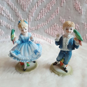 Coppia di statuette di ragazzo e ragazza con uccellini, dipinte a mano, in porcellana vintage di metà secolo, L&#39;Amour China, Giappone, alte 13 cm, realizzate in Giappone.