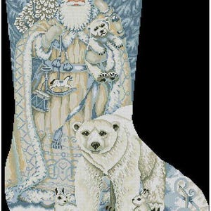Può includere: Una calza natalizia con un motivo a punto croce raffigurante Babbo Natale in un cappotto beige, che tiene in braccio un cucciolo di orso polare. Sotto, un grande orso polare sta in piedi con due piccoli conigli su un terreno innevato.