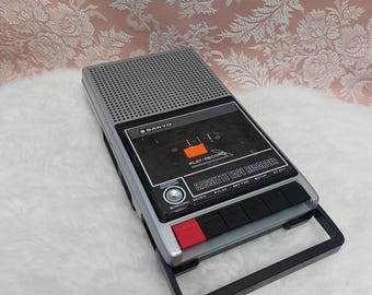 Grabadora de casetes Sanyo Slim 1 vintage (solo pilas)