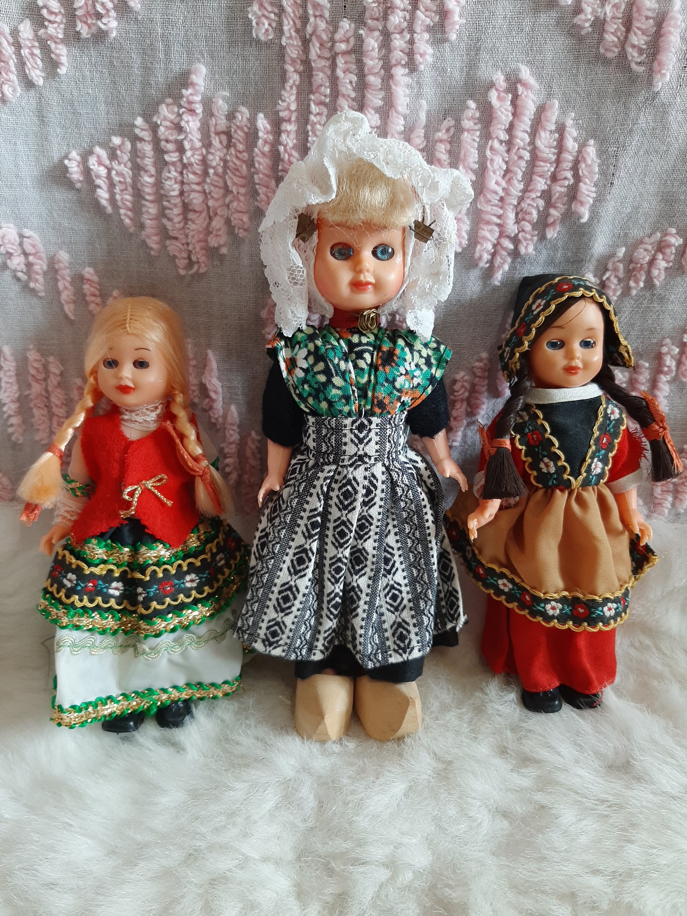 Lot de neuf poupées vintage : plastique, composition