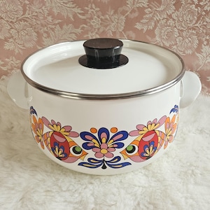 Puede incluir: Olla de esmalte blanco con tapa negra y diseño floral colorido con flores y pájaros rojos, naranjas, amarillos, azules y verdes.