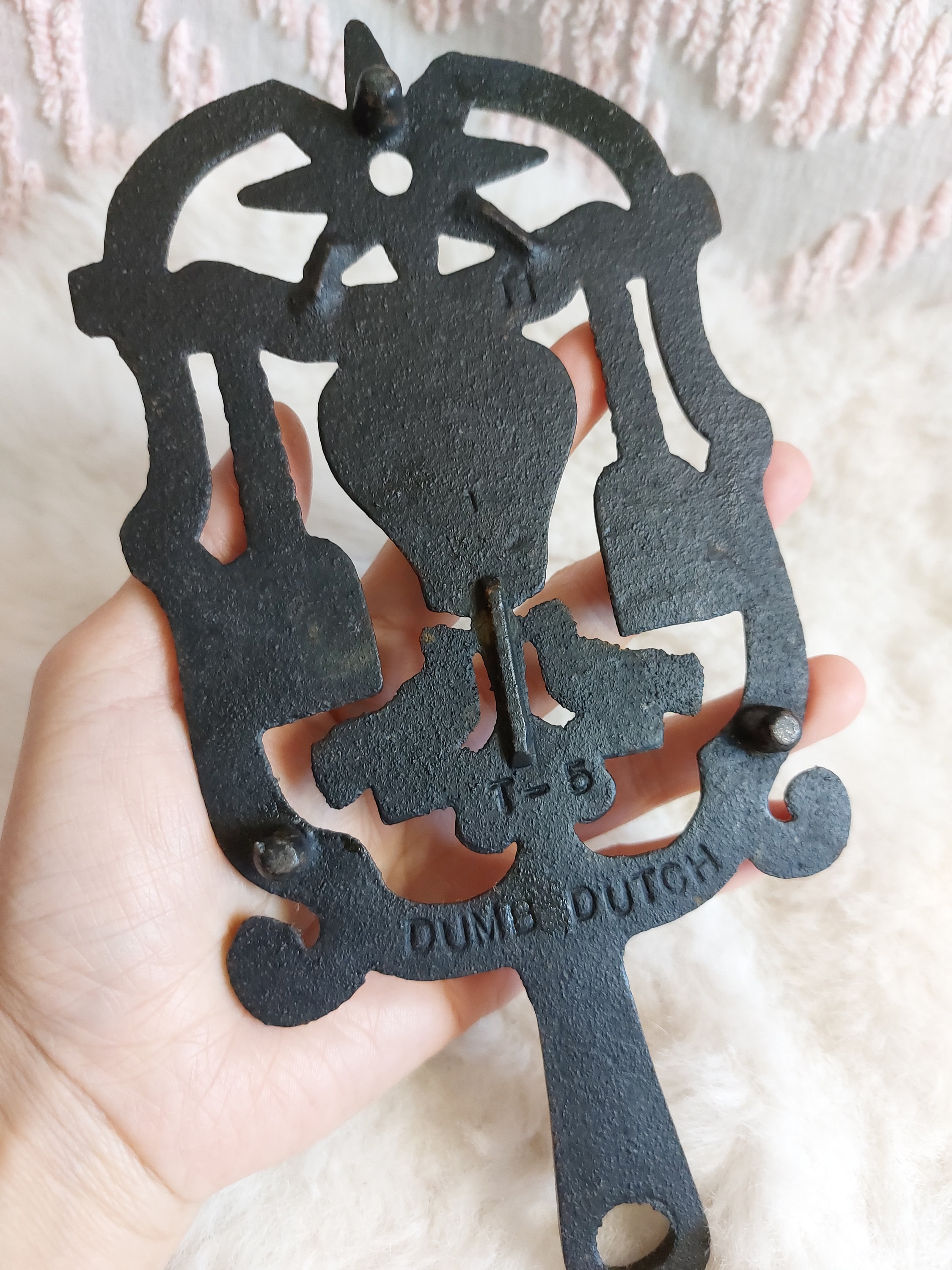 Probably dumb question but… is this just a trivet included in my Dutch oven  birthday gift? Does it serve a purpose? : r/castiron
