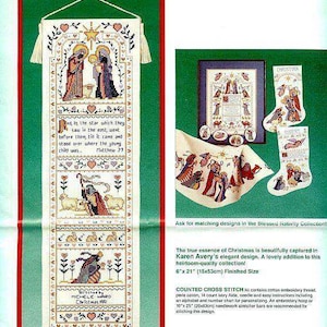 Könnte beinhalten: Ein Kreuzstichbanner mit einer Krippenszene, die Figuren in Gewändern, einen Stern und Text aus Matthäus 2:9 zeigt. Das Banner misst 15x53cm und hat Quasten. Zusätzliche Kreuzstichdesigns sind ebenfalls abgebildet.