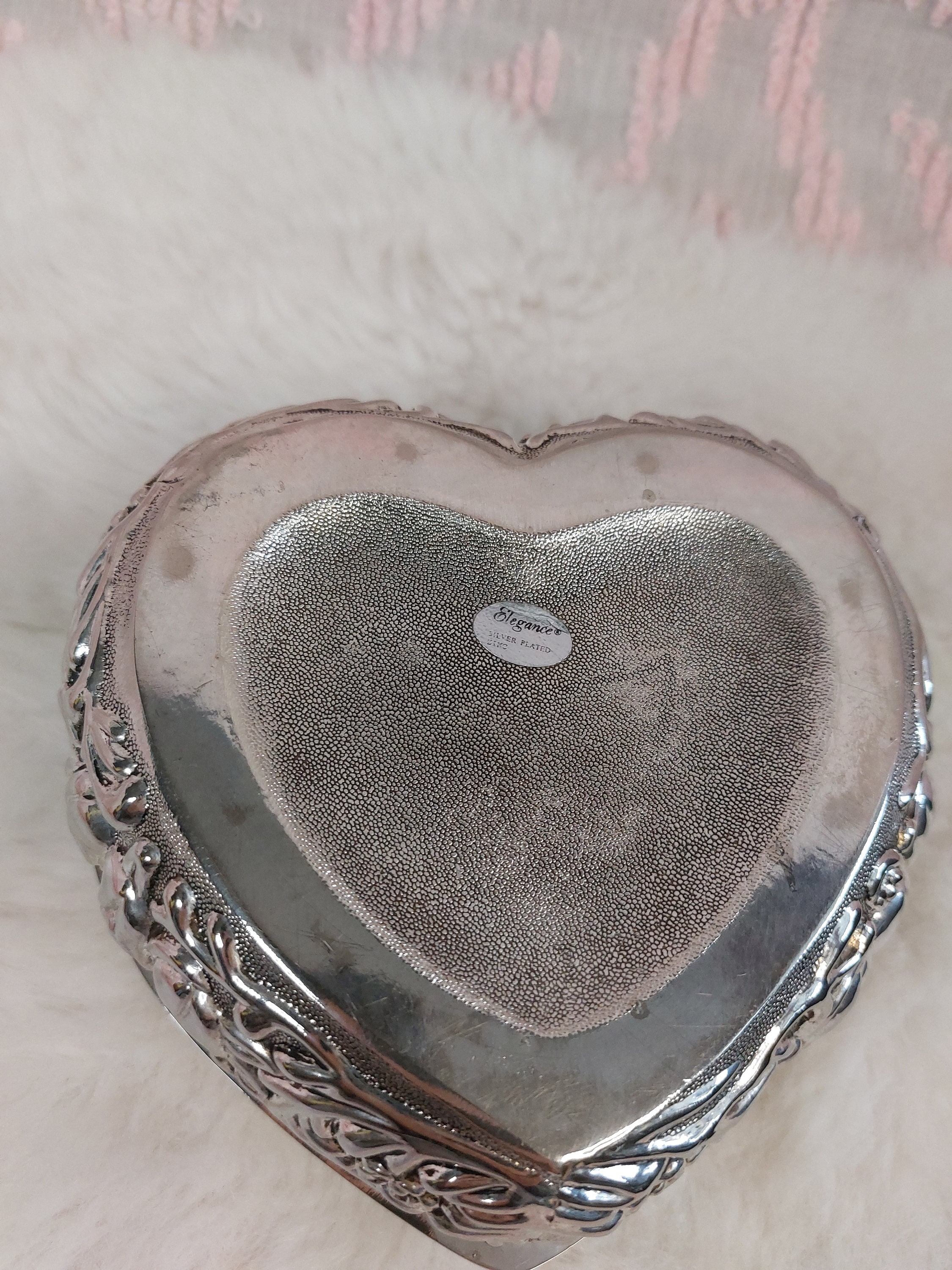 Vintage Elegance Silver Plated Zinc Relief Heart Shaped