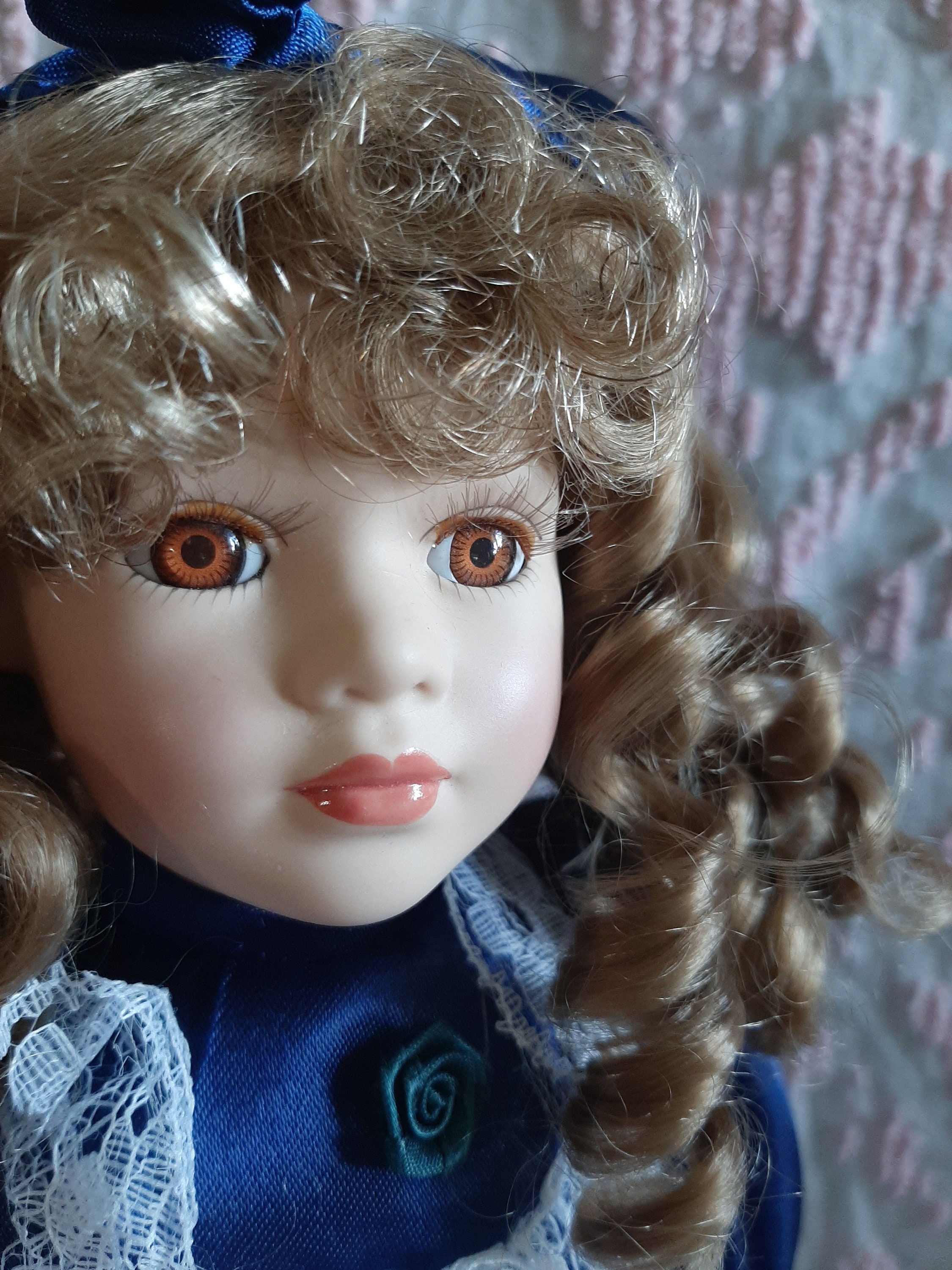 POUPÉE AVEC COUFFIN 42 cm CORPS SOUPLE EN TISSU CHÂTAIN YEUX BLEU