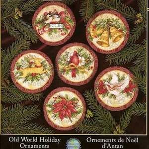 Könnte beinhalten: Sechs runde, rot gerahmte Ornamente mit verschiedenen Weihnachtsmotiven. Die Ornamente zeigen einen Kardinal, ein Rentier, eine Taube, einen Weihnachtsstern und zwei Glockensätze.