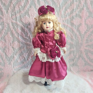 vintage Victoria Bow Collection poupée en porcelaine 1997 édition des fêtes 40,6 cm de haut, yeux de verre bleus, robe en velours violet