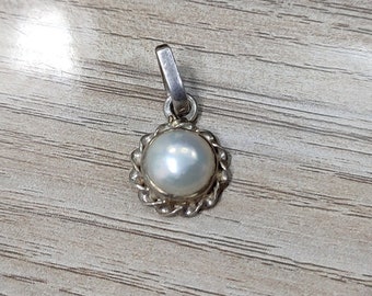 Pearl pendant with sterling silver metal, Charming pearl pendant, Natural Gemstone pendant, White pearl pendant, Natural and certified pearl