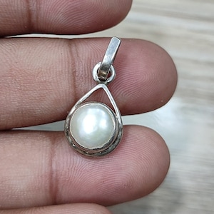 A White colored natural pearl pendant, Pearl pendant for peace, Freshwater natural pearl, Charming pearl pendant for you, Gemstone pendant