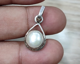 A White colored natural pearl pendant, Pearl pendant for peace, Freshwater natural pearl, Charming pearl pendant for you, Gemstone pendant