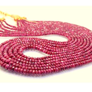 Op de afbeelding: Een meerstrengige ketting gemaakt van robijn kralen. De kralen zijn gefacetteerd en hebben een dieprode kleur. De ketting is ongeveer 45 cm lang.