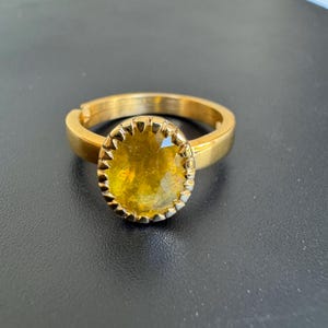 AAA-Qualität 4 bis 8 Karat Natürlicher zertifizierter gelber Saphir (Pukhraj) Panchdhatu Rashi Ratan Astrologischer Zweck Ring für Unisex