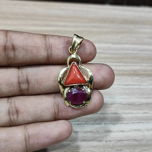 Colgante de coral y rubí- Triángulo coral/ Monga de 5,25 quilates y colgante ovalado de 5,25 quilates de rubí/manik en Panchdhatu