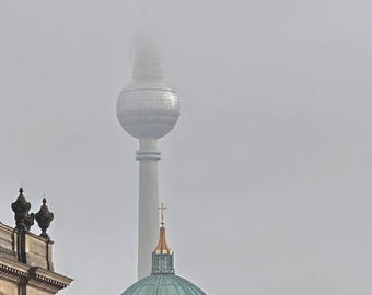 Berlijn: uitzicht op de tv-toren in Oost-Berlijn vanaf Unter Den Linden