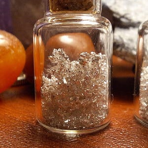 99,999 % rena silverkristaller i äkta glas och korkburk - 2 gram per burk