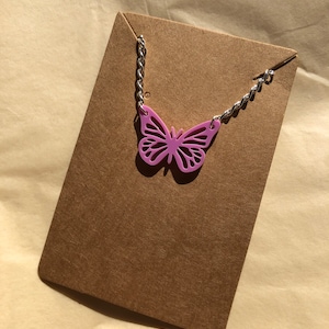 Collar de acrílico de mariposa