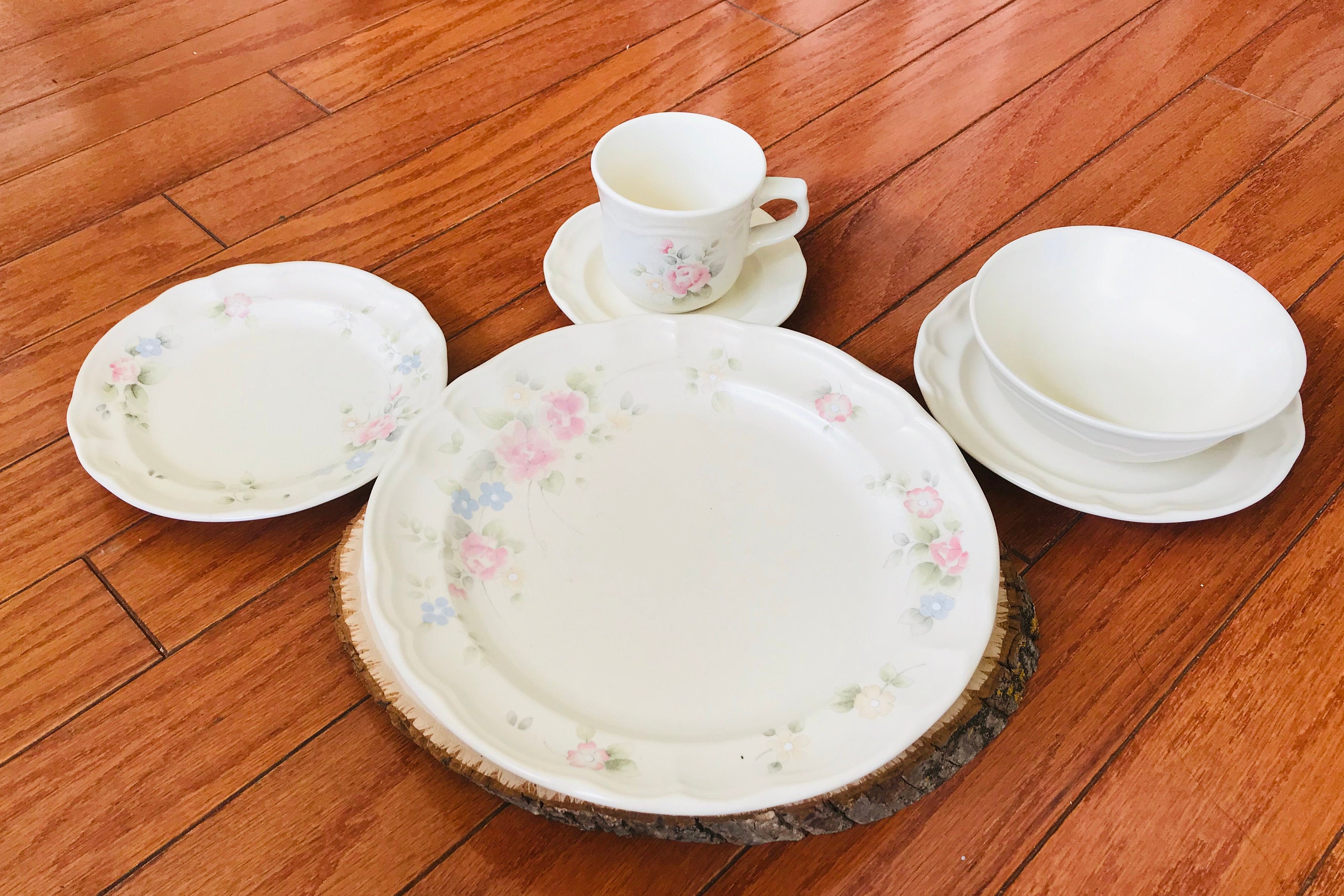 Vintage Pfaltzgraff Tea Rose Dinnerware Set: 23-piece Stoneware