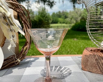 アメリカンヴィンテージ　ピンク彫り模様ワイングラス５つ　Footed Stemmed Tall Sherbert / Small Wine Pink Depression Clear Etched Leaves Vintage Pink Depression Glass Etched Leaves Champagne/wine Stemmed