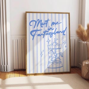 Może przedstawiać: Plakat w niebiesko-białe paski z tekstem "Meet me in Fantasyland" w niebieskich literach ozdobnych. W środku plakatu znajduje się niebieski zarys konia karuzelowego.
