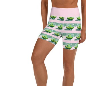 Kawaii marimo moss ball Yoga Shorts