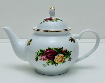 Royal Albert - Old Country Roses, medium 3-4 cup teapot. First quality