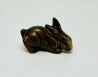 Beswick - Crouching, Rabbit 825 figurine. Made in England