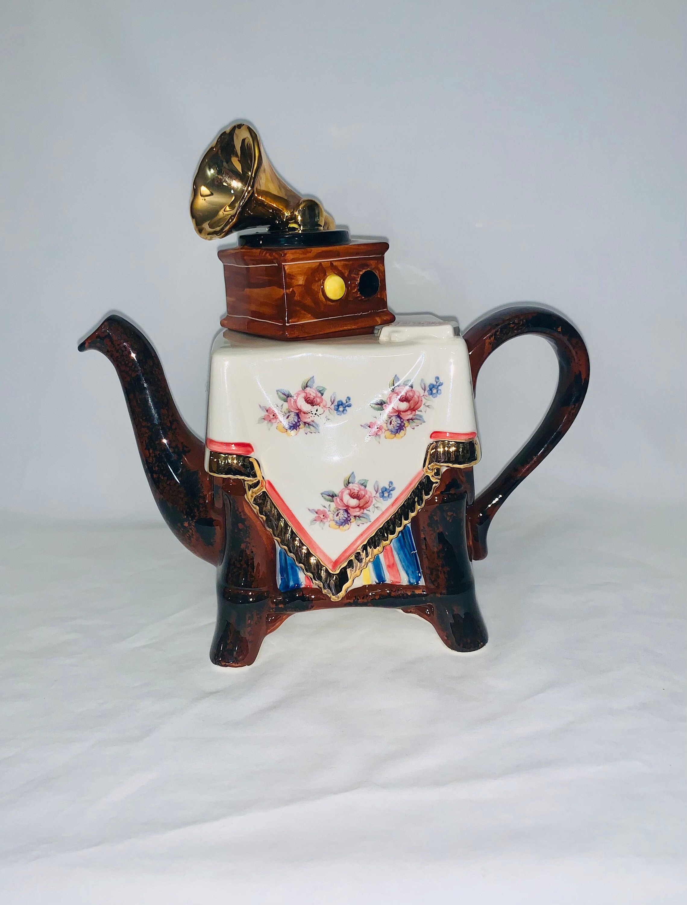 Rare Tony Carter Collectable Teapot THE GUARD Made in England nellspa.ro