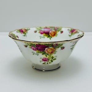 Royal Albert - Old Country Roses, 16cm footed serving / decorative bowl