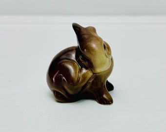 Beswick - Scratching Ear, Rabbit 824 figurine. Made in England