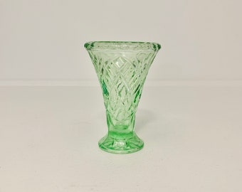 Green Depression Glass - 10.5cm diamond cut bud vase