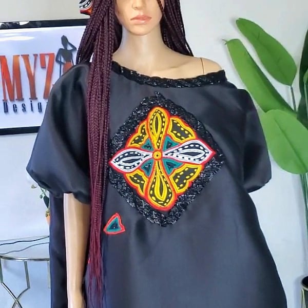 Vestido Bubu com aplicações de miçangas: Quimono de cetim Mikado com acabamento em Ankara Toghu.
