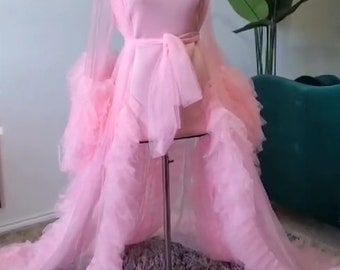 Vestaglia premaman in tulle rosa: abito con volant per servizio fotografico di gravidanza