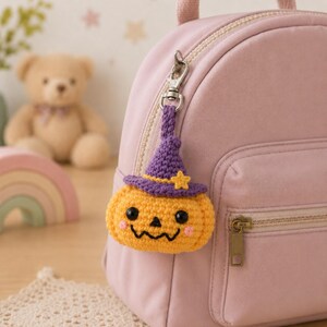 Gehaakte pompoenheksenhoed sleutelhanger, Halloween amigurumi tashanger, schattige handgemaakte pompoen rugzakaccessoire, herfstcadeau voor kinderen