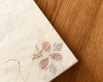 Papier artisanal texturé branches et pétales crème A4, lot de 10 feuilles