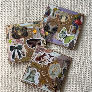 Op de afbeelding: Drie vierkante wenskaarten versierd met collage-stijl stickers met een muis in een groene mantel, een eekhoorn, een vlinder, een zwarte strik, boeken en florale elementen. De kaarten bevatten handgeschreven tekst: mail en whimsical mail for you.