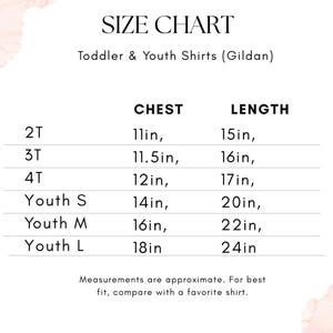 Op de afbeelding: Maattabel voor peuter- en jeugdshirts, met borst- en lengtematen in inches. Maten vari&euml;ren van 2T tot Youth Large. De tabel bevat maten zoals 28 cm borst en 38 cm lengte voor maat 2T.