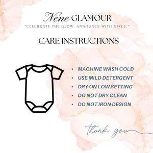 Op de afbeelding: Afbeelding met de tekst "Nene GLAMOUR" en "CELEBRATE THE GLOW. ANNOUNCE WITH STYLE." Onderhoudsinstructies worden vermeld: machinewas koud, mild wasmiddel gebruiken, drogen op lage temperatuur, niet chemisch reinigen en het ontwerp niet strijken. Een babyromper-omtrek is ook afgebeeld.