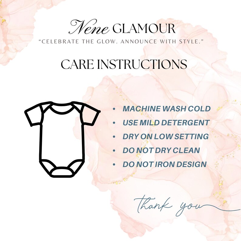 Op de afbeelding: Afbeelding met de tekst "Nene GLAMOUR" en "CELEBRATE THE GLOW. ANNOUNCE WITH STYLE." Onderhoudsinstructies worden vermeld: machinewas koud, mild wasmiddel gebruiken, drogen op lage temperatuur, niet chemisch reinigen en het ontwerp niet strijken. Een babyromper-omtrek is ook afgebeeld.