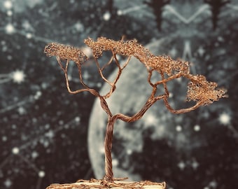 Árbol hecho a mano con alambre de cobre sobre base de madera de fresno.