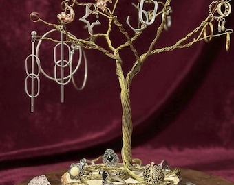 Soporte para pendientes/organizador de joyas hecho a mano con forma de árbol, de latón envuelto en alambre, sobre una rodaja de madera de fresno.